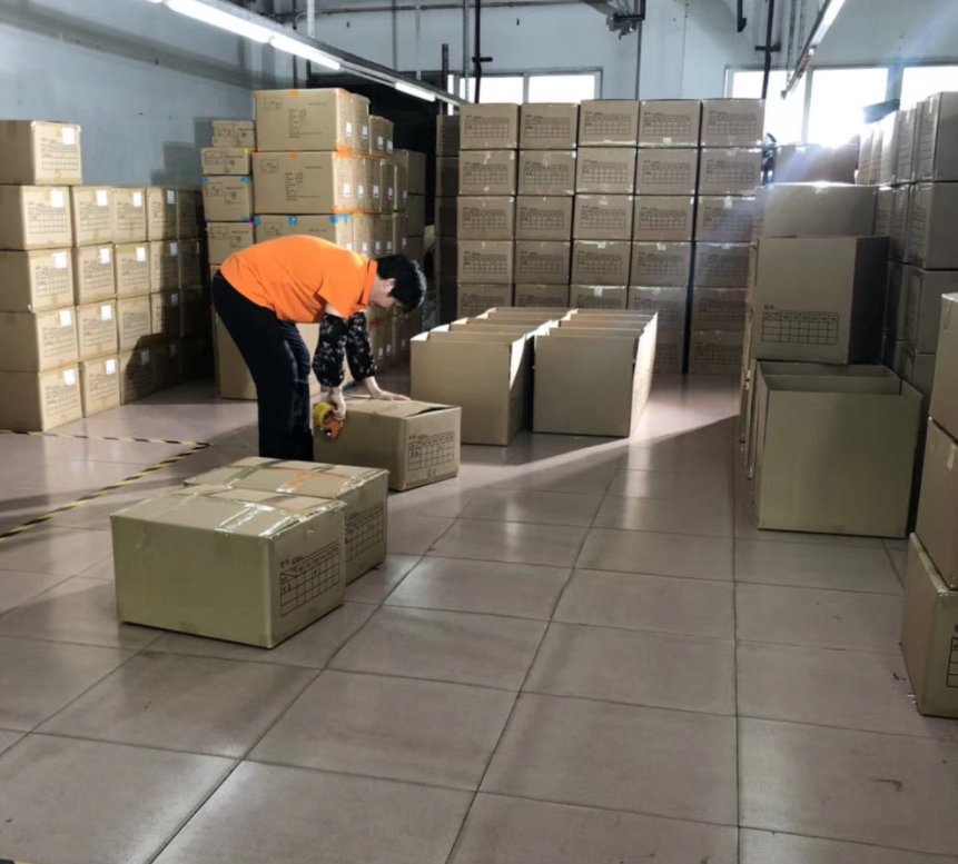 The workers at modaknits really pack the boxes,