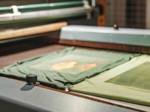 Textile screen printing with fabric under frames