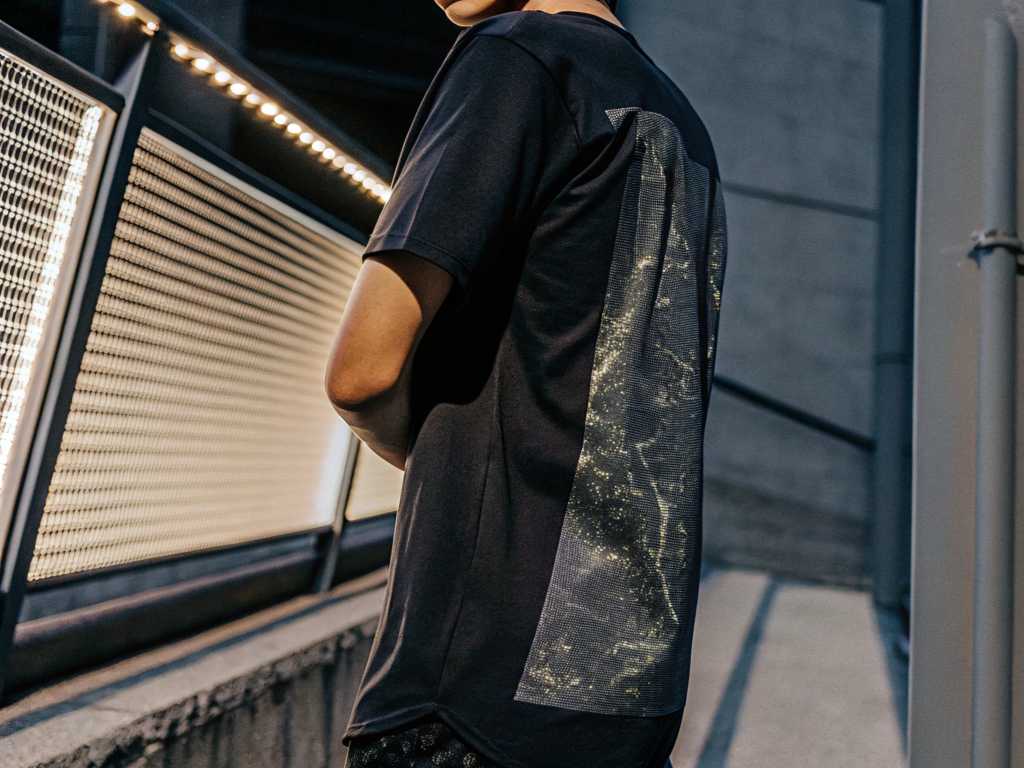 Man wearing black T-shirt with reflective back design