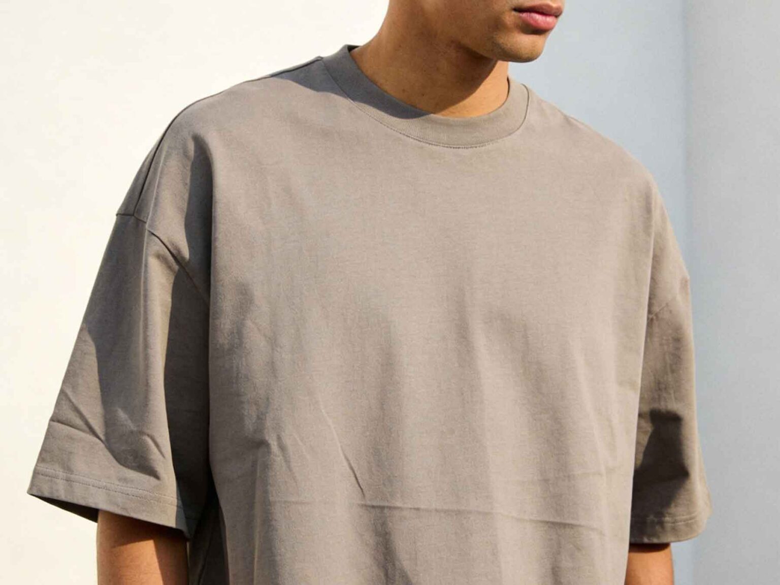Why Drop Shoulder T-Shirts Work So Well for Modern Urban Style | MODAKNITS